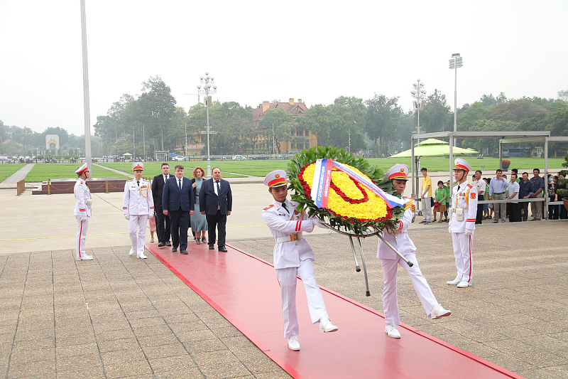 Laying flowers at the Monument of Fallen Heroes and Ho Chi Minh Mausoleum