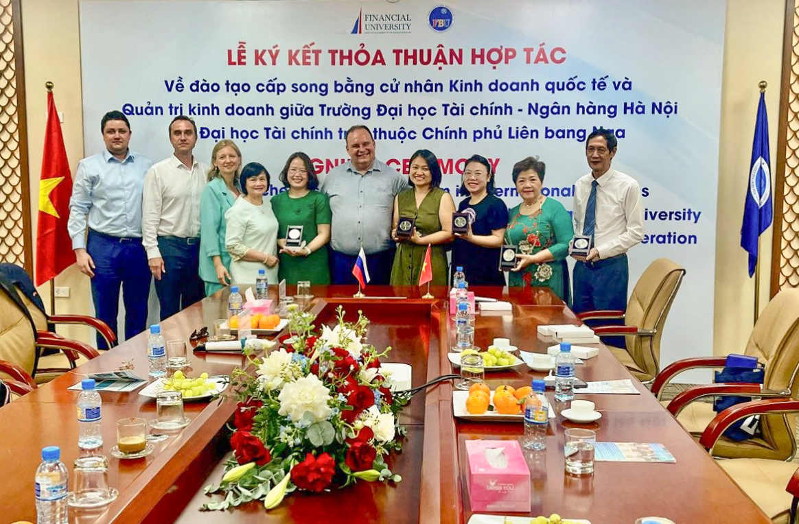 Stanislav Prokofiev Meets with Financial University Alumni in Vietnam