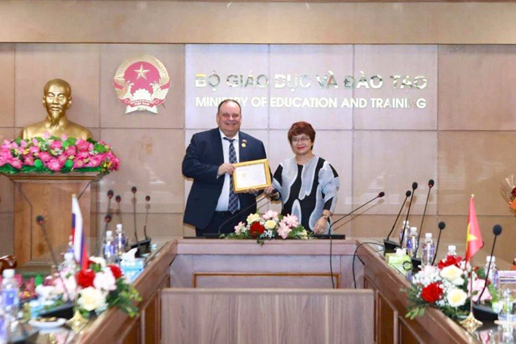Stanislav Prokofiev Awarded Commemorative Medal for Contributions to Russia-Vietnam Educational Cooperation